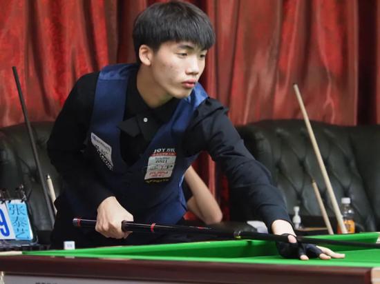 勇士24记三分险胜黄蜂：库里26+5三分创历史第一 三球米勒合砍60分